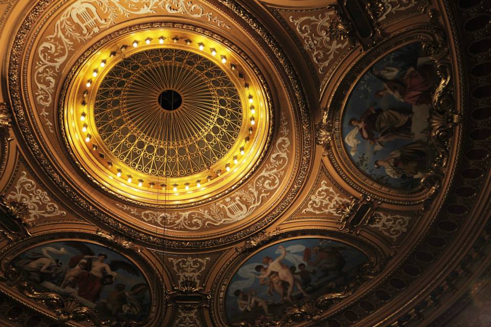 Restaurátoři obnovili strop Mahenova divadla s lunetami a lustrem