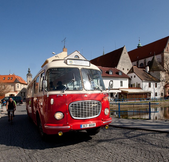 Jihočeské divadlo představí České Budějovice z historického autobusu