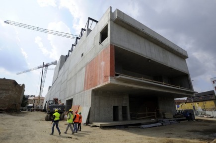 Změny předpisů EU na technologii zdraží nové divadlo v Plzni