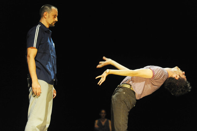 Do pražského prostoru NoD přijíždí v rámci festivalu 4+4 dny v pohybu vynikající izraelští choreografové Niv Sheinfeld a Oren Laor s představením Loď bláznů