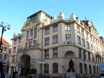 Podle radního Václava Novotného by Praha by měla zřizovat méně divadel