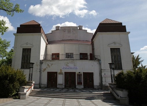 Rekonstrukce kladenského divadla by měla být hotová v srpnu