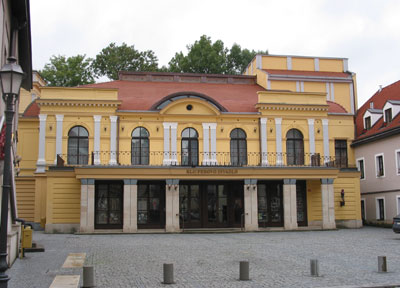 Klicperovo divadlo s ohledem na vládní konsolidační balíček veřejných financí zdraží vstupné