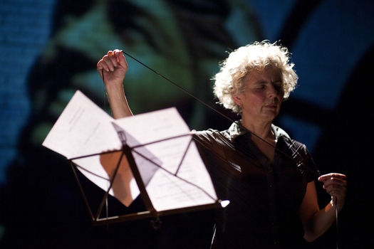 Zralost, nadhled, smysl pro humor a zároveň výjimečná hloubka osobní výpovědi Wendy Houstoun nás čeká v sobotu, 9. června, v divadle Ponec