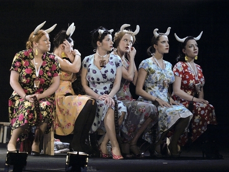 Mezinárodní festival DIVADLO představuje program: Slečna Julie z prostředí ruských oligarchů i lotyšský venkov v režii Alvise Hermanise