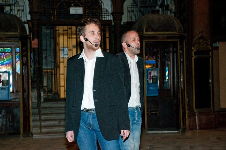 4+4 dny v druhé polovině: pražská premiéra filmu Jána Mančušky, sluchátkový street art muzikál nebo chatující počítače