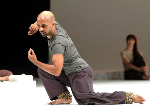 Tanec Praha uvede sólo Akrama Khana a vlámský soubor Peeping Tom