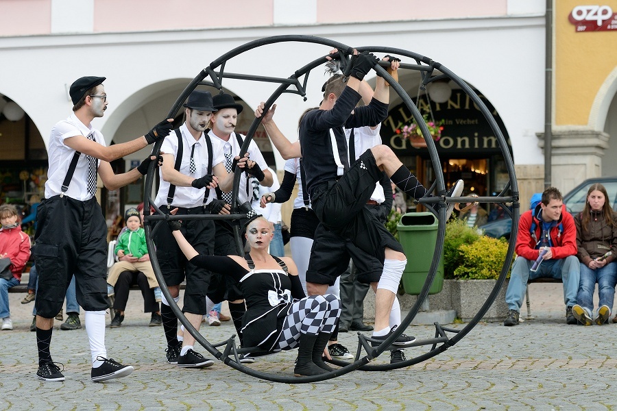 „Fyzické i pouliční divadlo je o nabourávání hranic vnímání“  říkají organizátoři festivalů Nultý bod a Za dveřmi