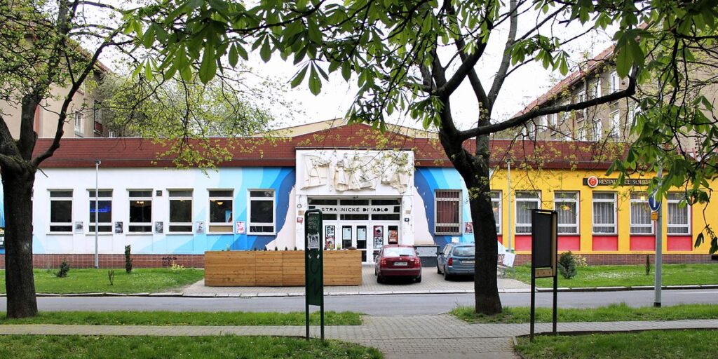 V objektu Strašnického divadla končí soubor Divadlo X10, radnice hledá nového nájemce