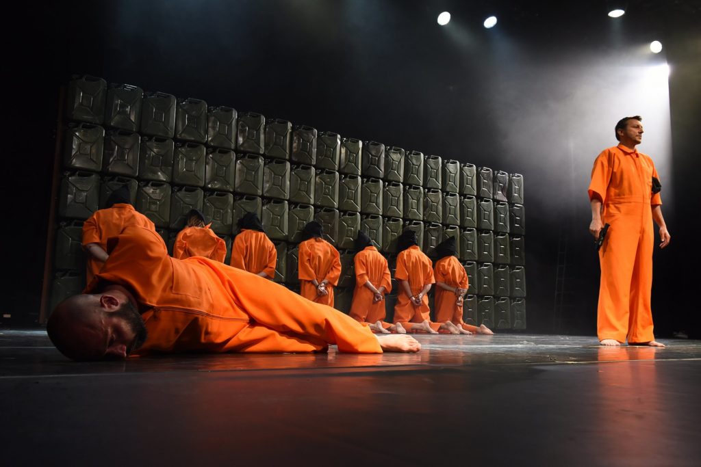 Aktivisté narušili kontroverzní inscenaci Naše násilí a vaše násilí v Brně