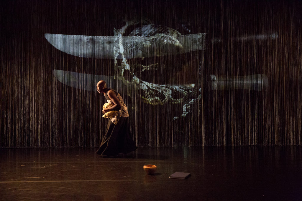 Africká tanečnice Germaine Acognyová se představila v inscenaci Somewhere at the Beginning na festivalu Tanec Praha