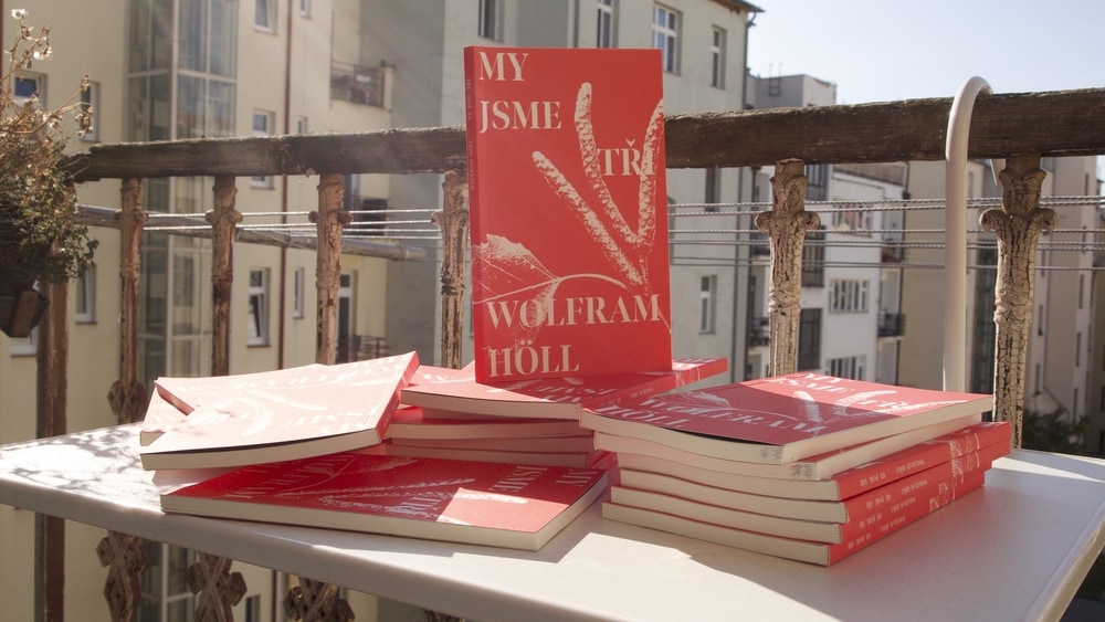 Vychází kniha My jsme tři německého dramatika Wolframa Hölla
