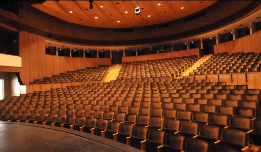 Řemeslníci v Městském divadle Zlín rekonstruují tahové zařízení a rozvodnu osvětlení