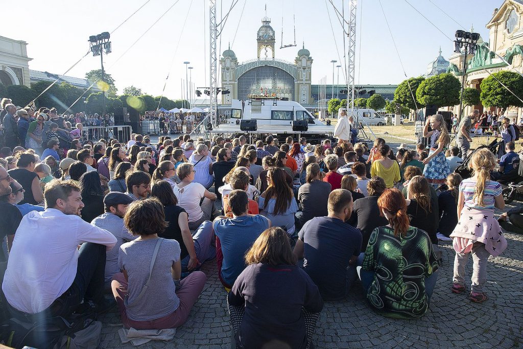 Festival pouličního divadla Za dveřmi oživí metropoli