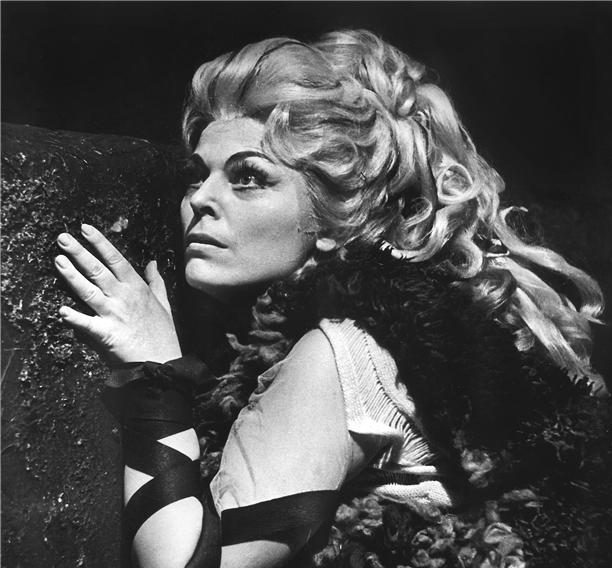 Zemřela Eva Zikmundová