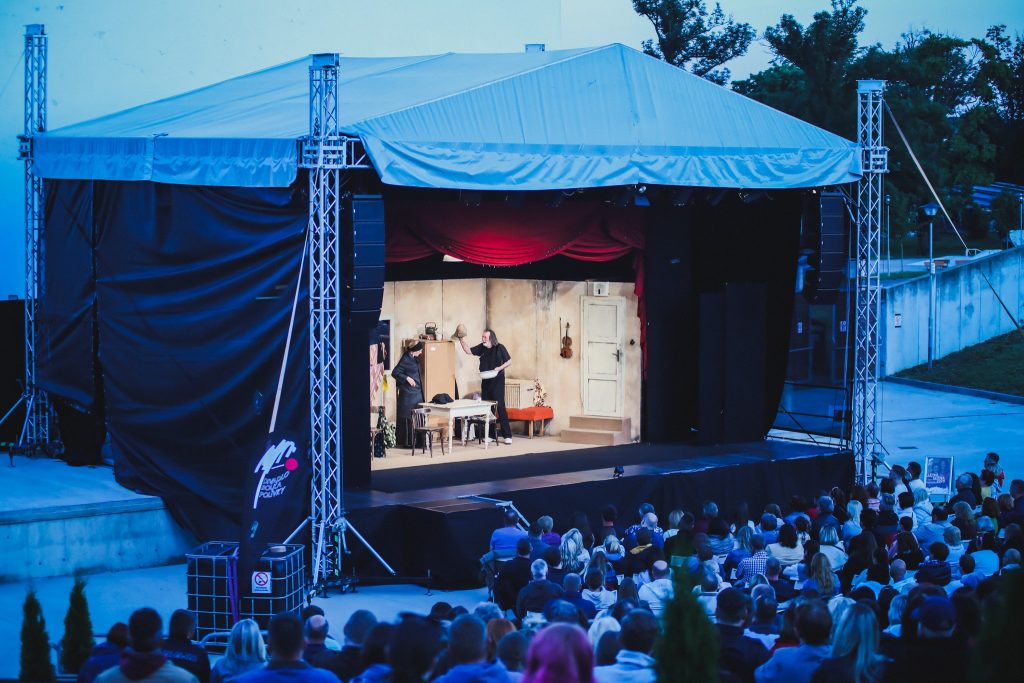 Letní scéna Divadla Bolka Polívky bude natřikrát: v Brně na Kraví hoře, v Mikulově a ve Slavkově u Brna