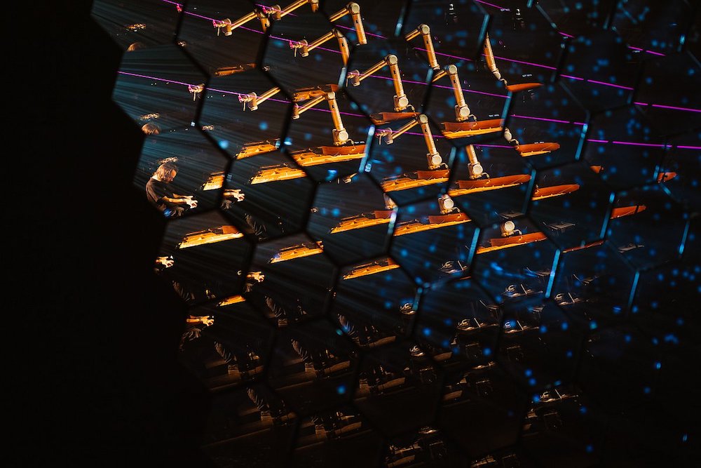 Když robotická ruka ovládá piano. Signal Festival chystá audiovizuální experiment v Divadle Archa