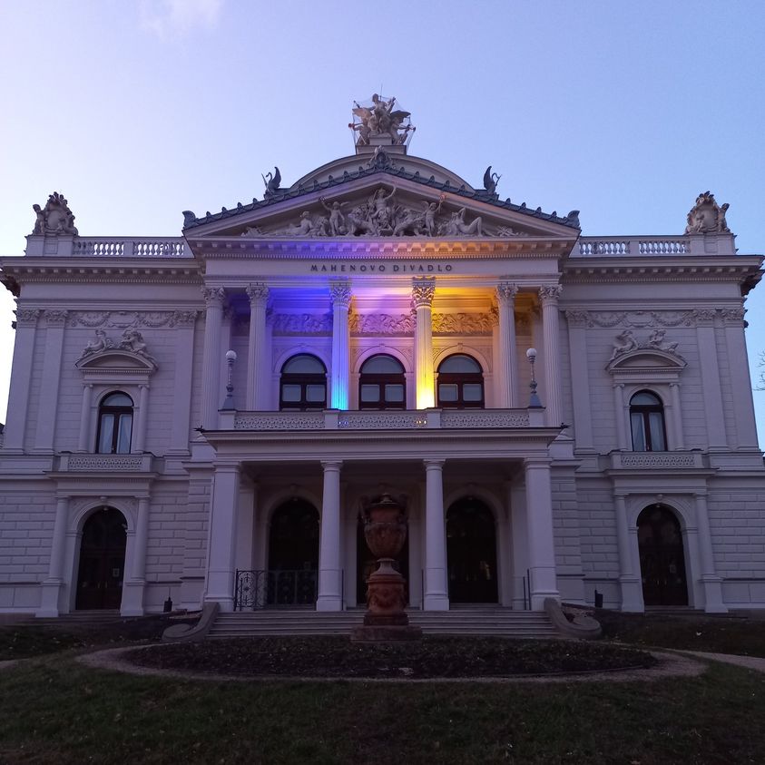 Kulturní instituce v Brně vyvěšují vlajky Ukrajiny, nabízí pomoc, mění program
