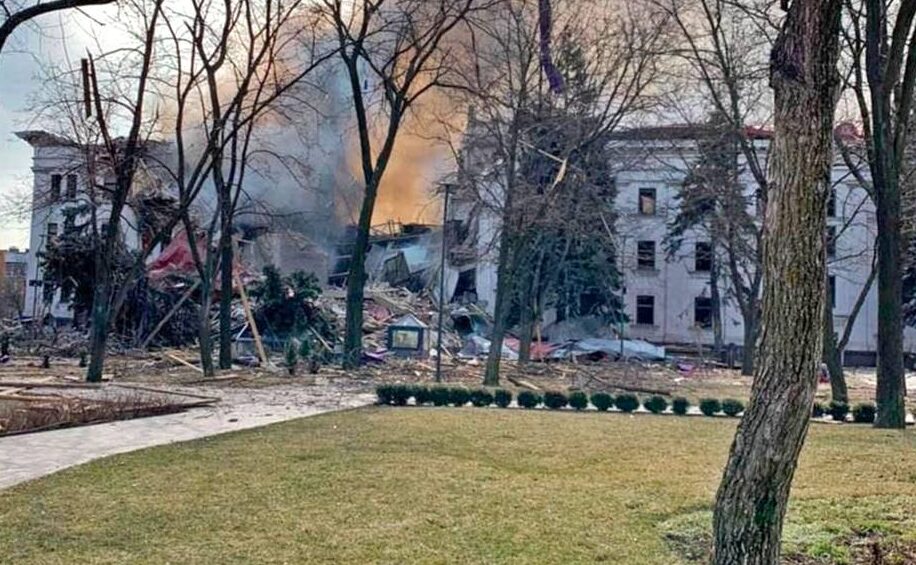 Rusové shodili bombu na divadlo v Mariupolu, uvnitř se ukrývalo tisíc lidí