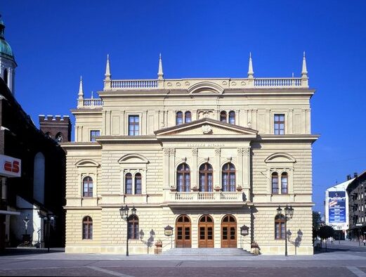 Slezské divadlo v Opavě uvede komedii kanadského dramatika Norma Fostera Za dveřmi kanceláří