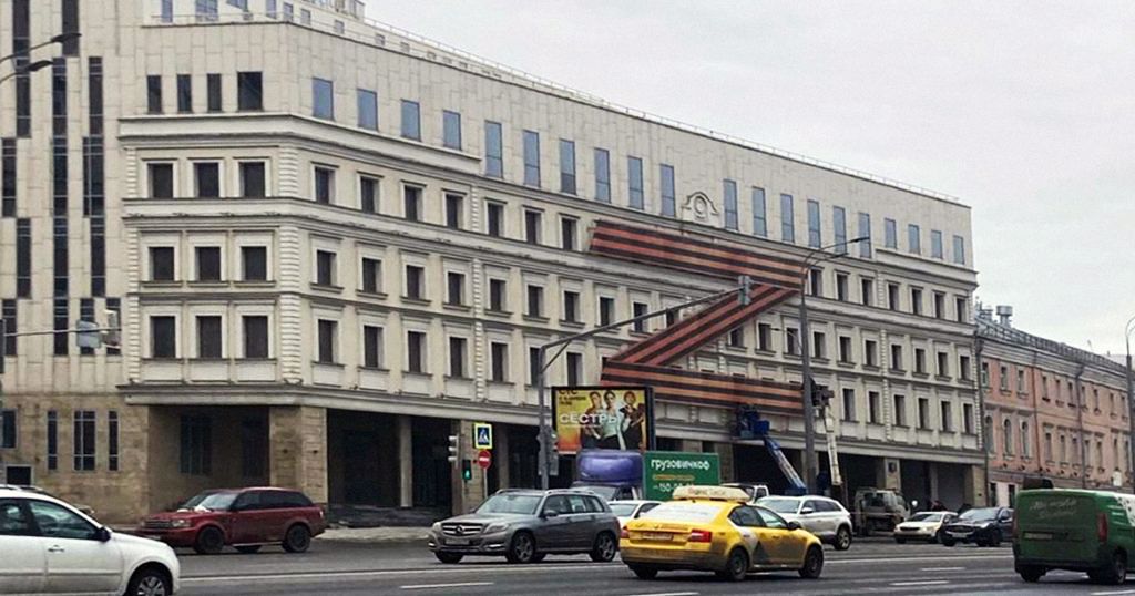 Moskevské divadlo umístilo na fasádu symbol Z. Ředitel obvinil dceru z vlastizrady