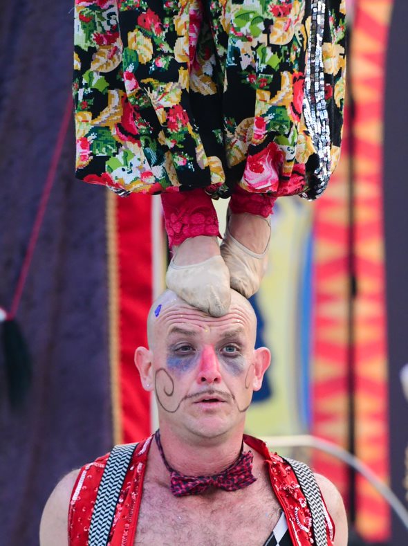 Na Slezskoostravském hradě roste festivalový areál a Ostrava se na pět dní mění ve světovou metropoli nového cirkusu a pouličního divadla