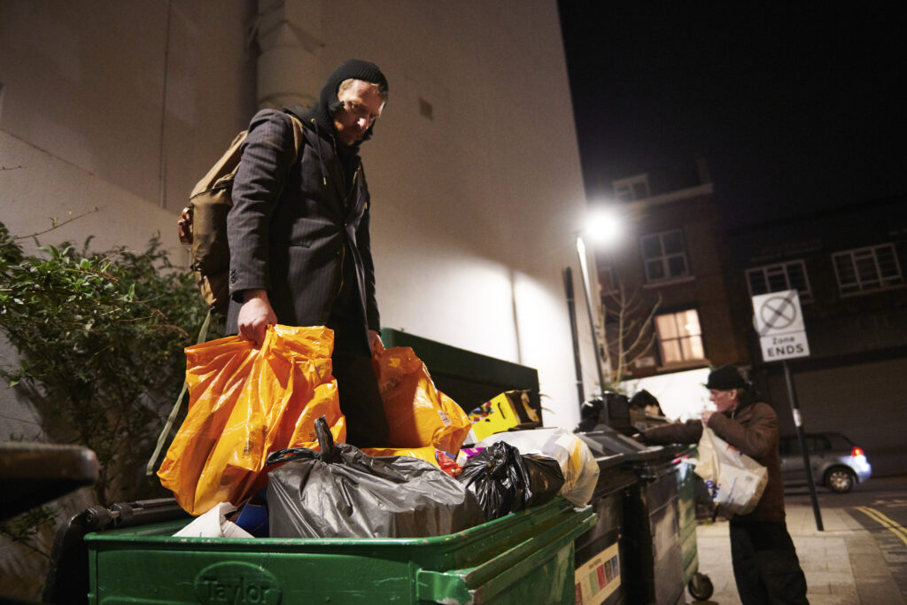 Kim Noble, nominovaný na cenu BAFTA, přijíždí na 4+4 dny v pohybu  s představením Ukolébavka pro mrchožrouty / Lullaby for Scavengers