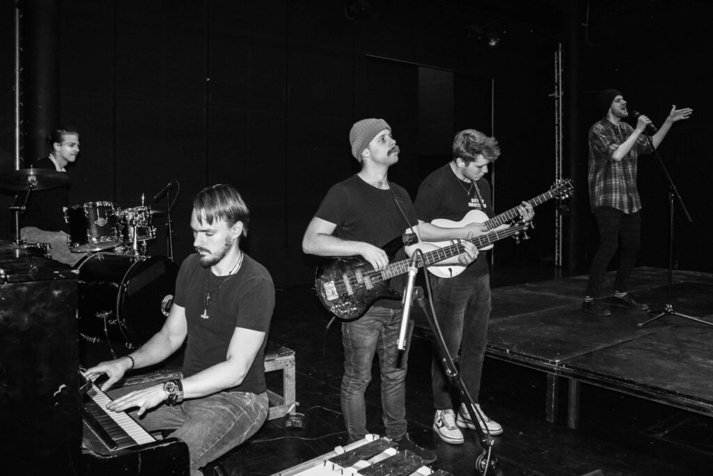 Politická muzikálová satira studentů DAMU