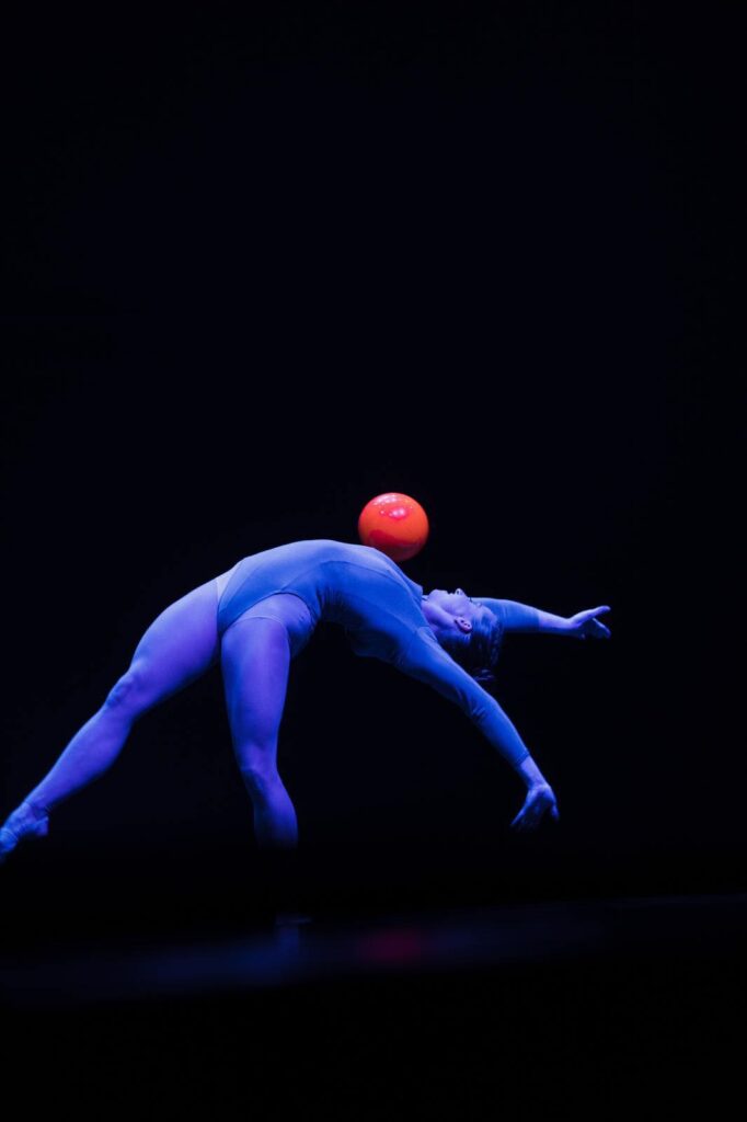 Losers Cirque Company uvádí akrobaticko-taneční představení Žena, růže, píseň, kost o ženských vzorech