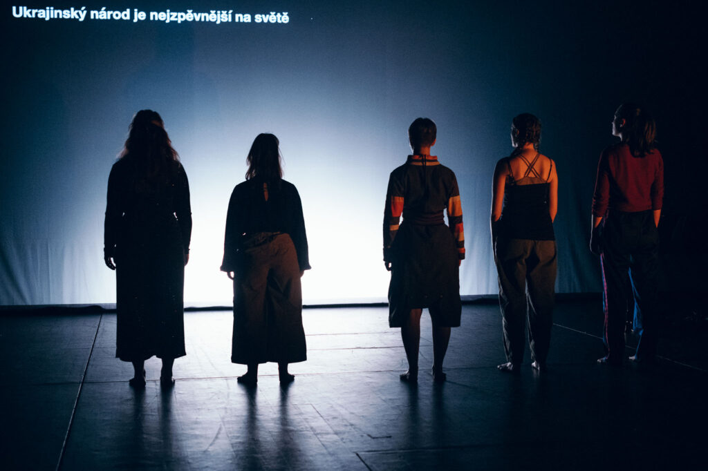 V nové inscenaci Divadla Archa reflektují příběhy lidí z válečné Ukrajiny