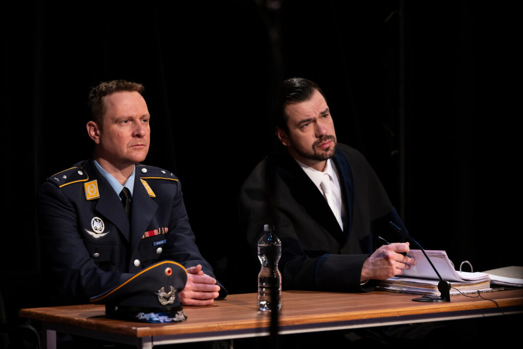 Sestřelit nebo nechat unesené letadlo svému osudu? Inscenace Teror v Moravském divadle řeší otázku legitimity protiprávního činu