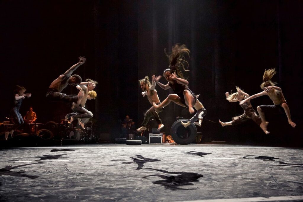 Na scénu Divadla Archa se vrátí vlámský taneční soubor ULTIMA VEZ s choreografií TRACES