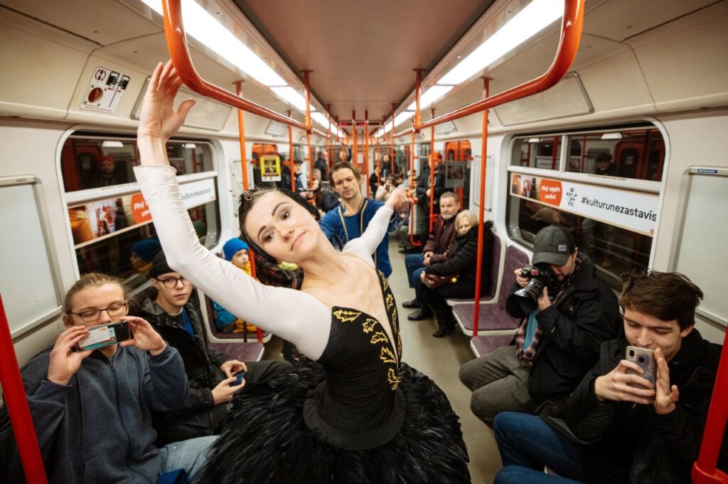#kulturunezastavis ani v metru! Podívejte se na fotografie z unikátních hudebních, divadelních i novocirkusových vystoupení