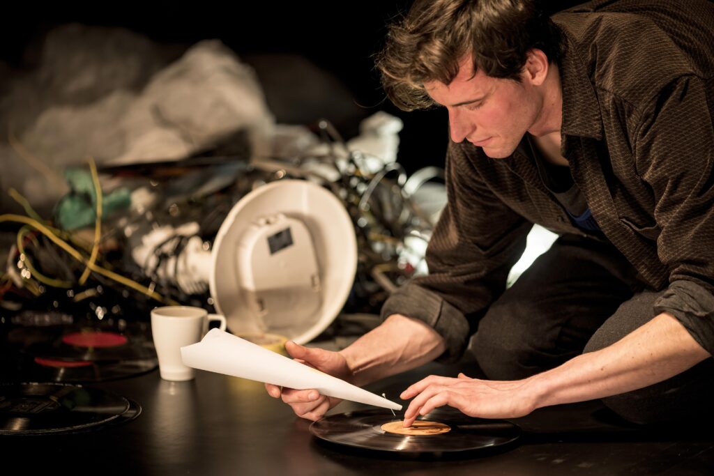 Still Waiting_Beckett 2050. Vizuálně – pohybová performance o paměti a uchovávání vzpomínek