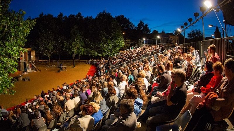 Festival Divadelní léto pod plzeňským nebem uvede letos premiéru komedie 39 stupňů