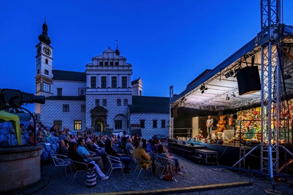 Osmý ročník Pernštejnlove láká na Robina Ferra nebo Válku Roseových v podání Divadla Tramtarie