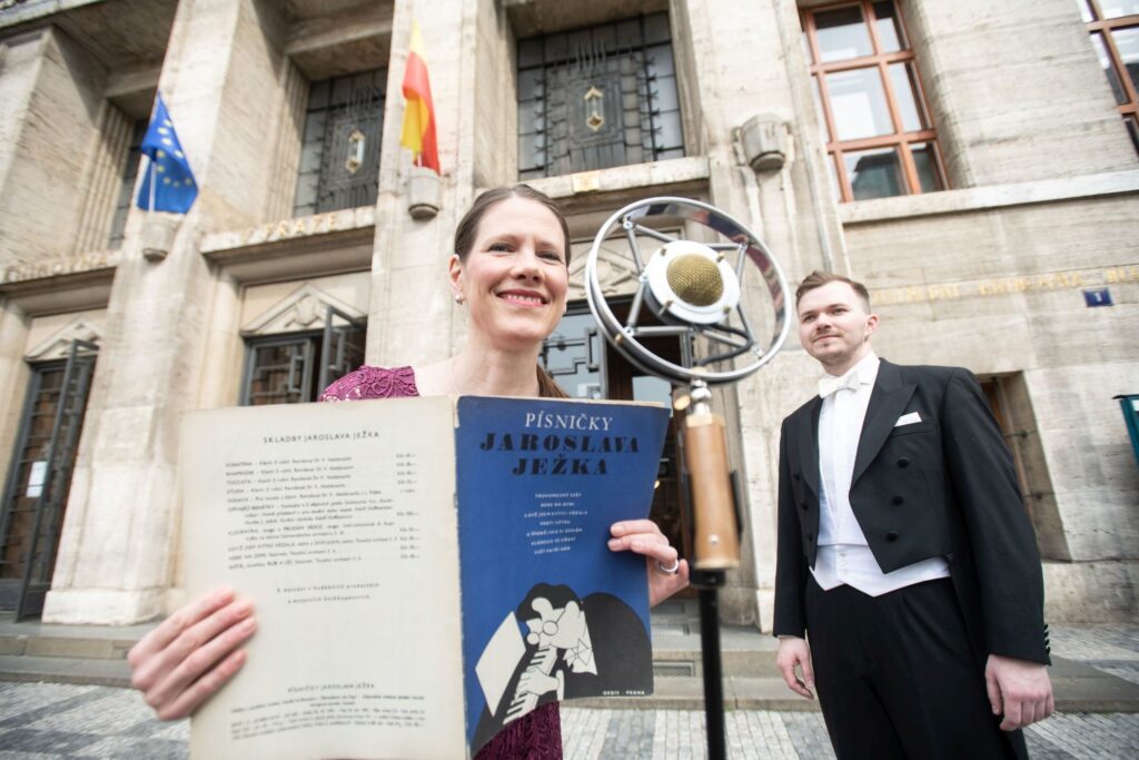 Po stopách Jaroslava Ježka, na vlně zpěvu a swingu. Kühnův smíšený sbor připomene dílo geniálního skladatele