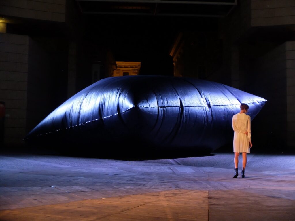 Ve Veletržním paláci Národní galerie zachytí Pražské Quadriennale dynamiku divadelních prostorů i příběhy scénografických fragmentů