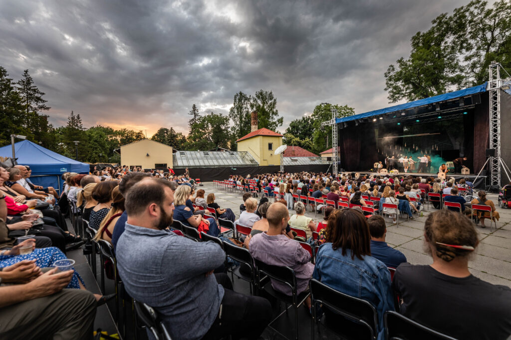 Open air festival Moravské divadelní léto se vrací do Smetanových sadů a přinese nálož oblíbených komedií