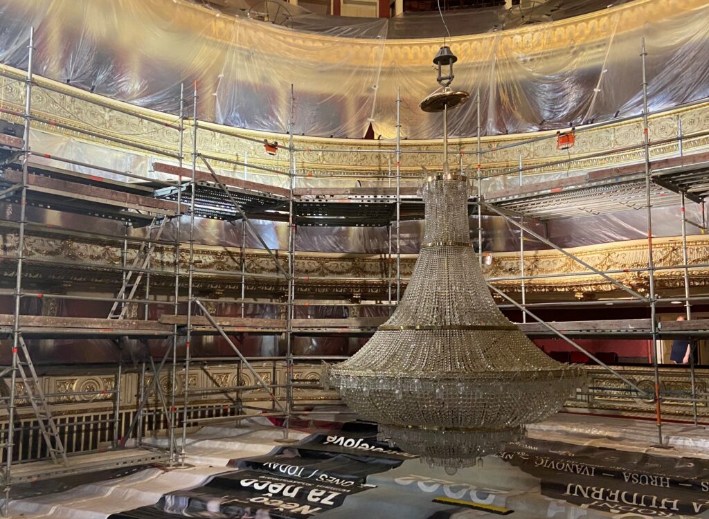 Centrální lustr Mahenova divadla v Brně bude svítit úspornými LED žárovkami