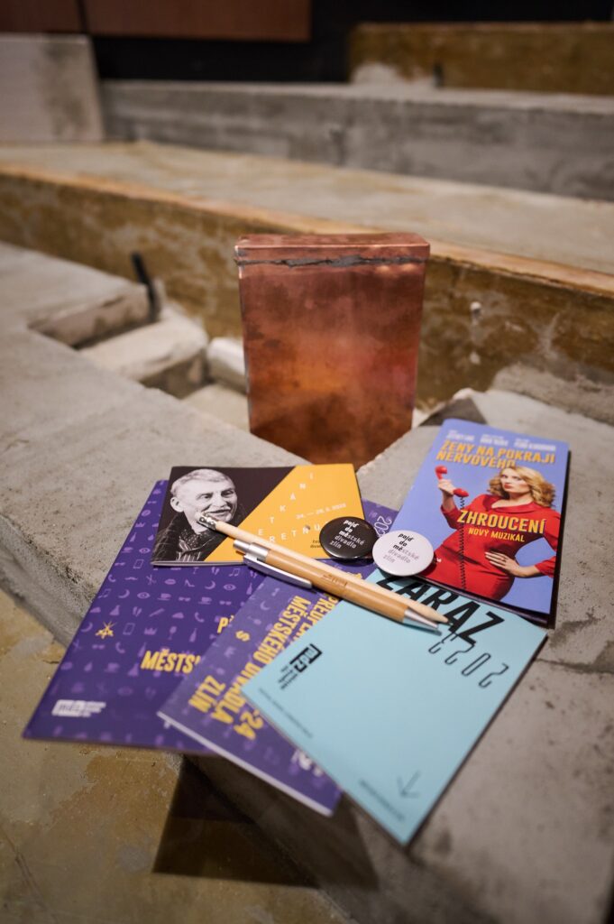 Pracovníci zlínského divadla uložili do opravovaného hlediště časovou schránku