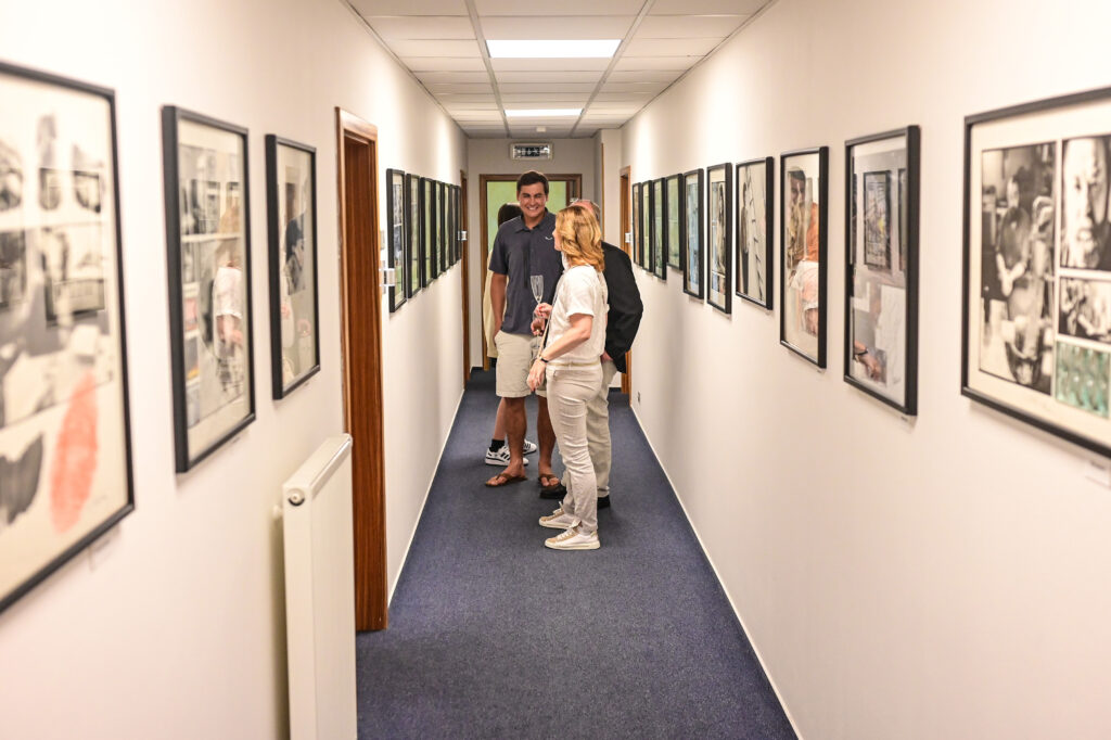 Nejobsáhlejší fotografická výstava Jefa Kratochvila, vyprávějící příběh brněnských umělců 80. let, začala