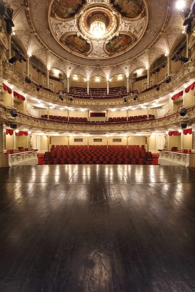 Jeviště Divadla F. X. Šaldy v Liberci bude mít novou dřevěnou podlahu