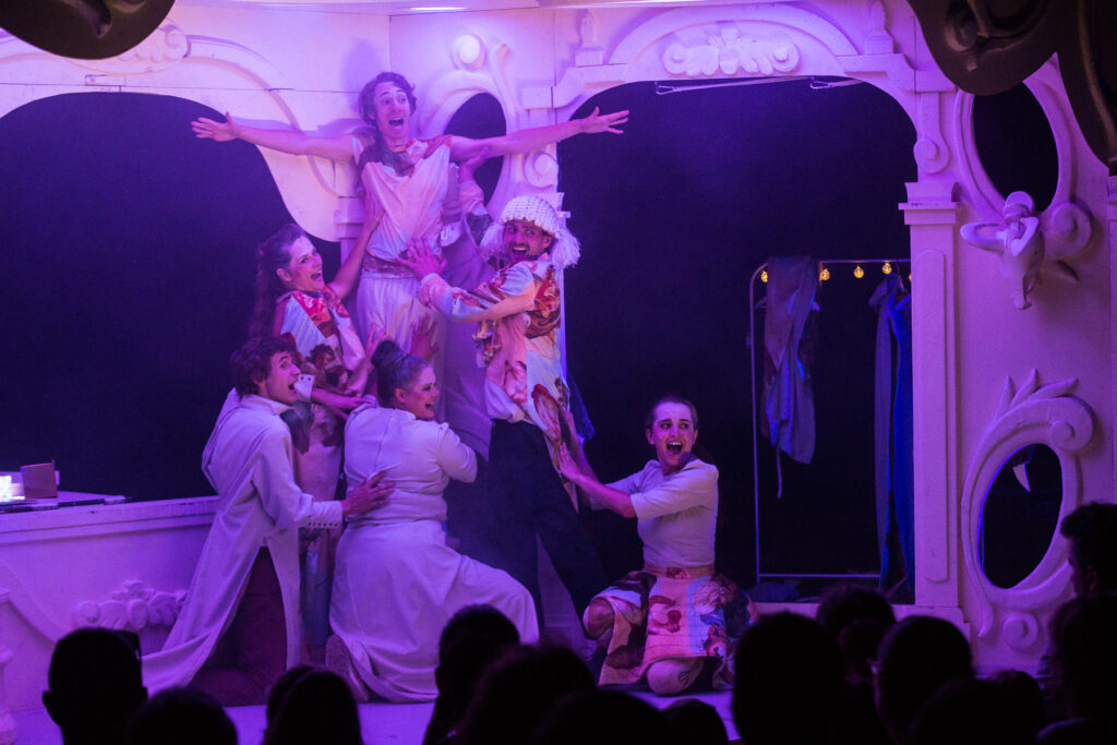 THEATRUM KUKS 2023: mim Vizváry, akrobatky, andělské hlasy i barokní bublatorium