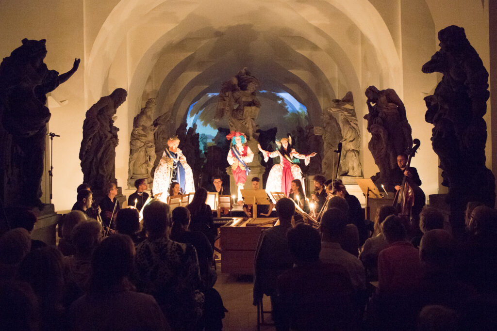 Theatrum Kuks 2023: ovace pro Vizváryho, roztančený hospitál či opera mezi sochami