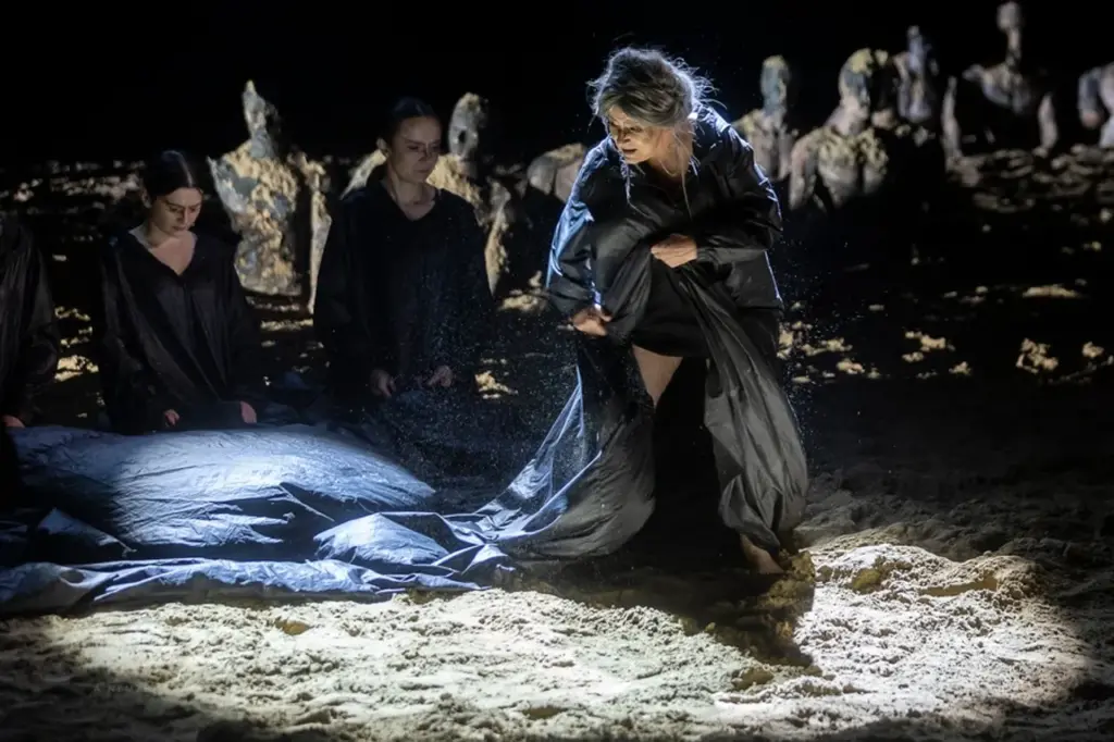 Zahajovací představení Mezinárodního festivalu Divadlo bylo neplánovaně ukončeno z důvodu krádeže v šatně hereckého souboru