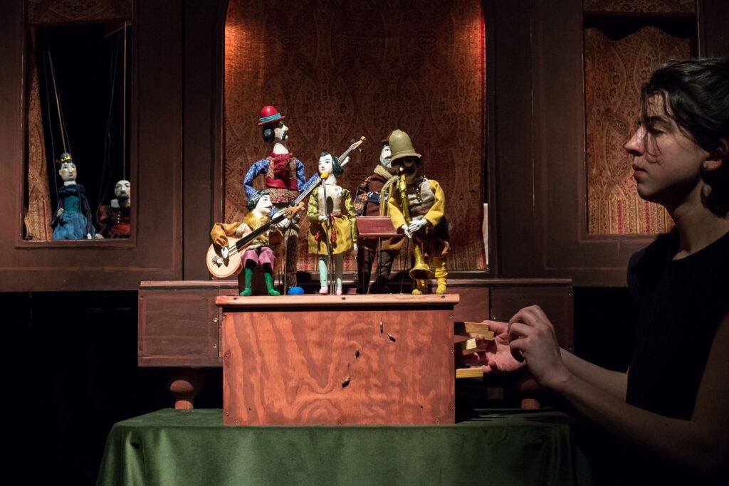 33. Přelet nad loutkářským hnízdem: Loutky doma i na výletě