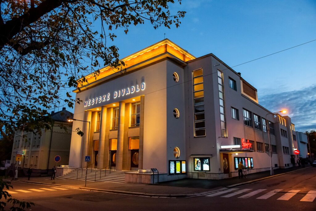 V Kolíně se po celkové rekonstrukci fasády otevřelo městské divadlo