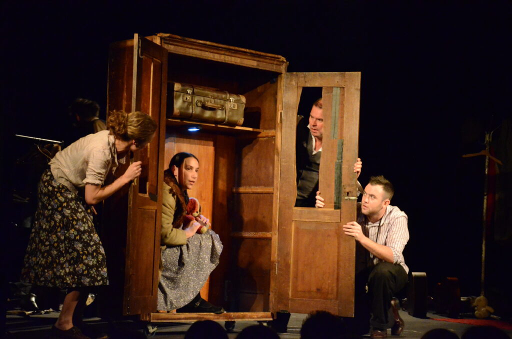 Palác Akropolis uvede přehlídku tvorby Divadla NIE. Inscenace otevřou citlivá témata jako sebevražda, kindertransport a uprchlictví