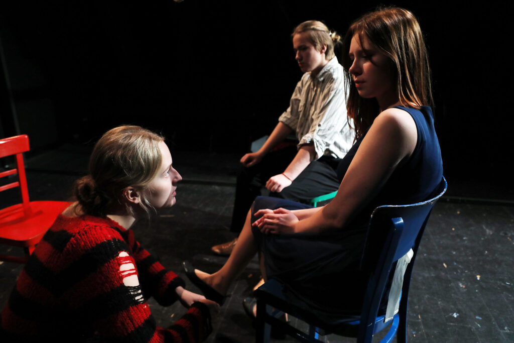 Studentský soubor Slovanský tyátr uvádí inscenaci NO EXIT na motivy díla Jeana Paula Sartra